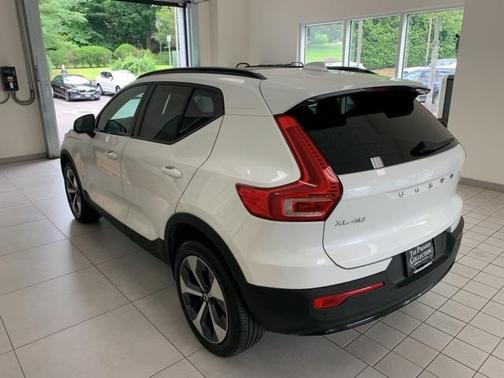 2023 Volvo XC40 B5 Plus Dark Theme