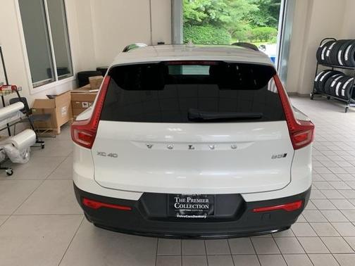 2023 Volvo XC40 B5 Plus Dark Theme