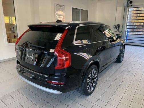 2022 Volvo XC90 T6 Momentum 7 Passenger