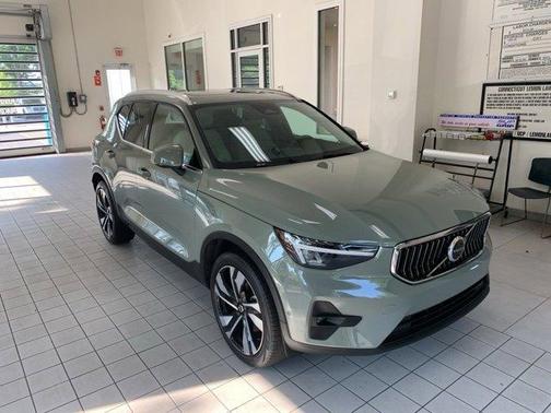 2024 Volvo XC40 B5 Plus Bright Theme