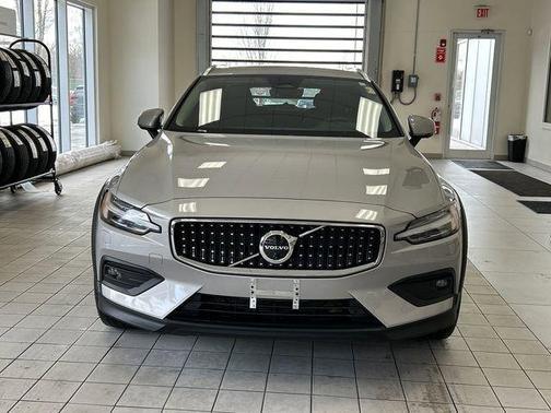 2025 Volvo V60 Cross Country B5 Plus