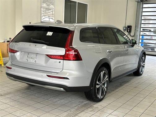 2025 Volvo V60 Cross Country B5 Plus