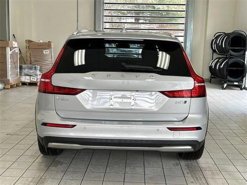 2025 Volvo V60 Cross Country B5 Plus