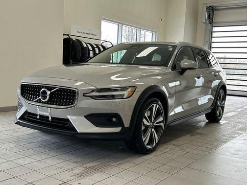 2025 Volvo V60 Cross Country B5 Plus