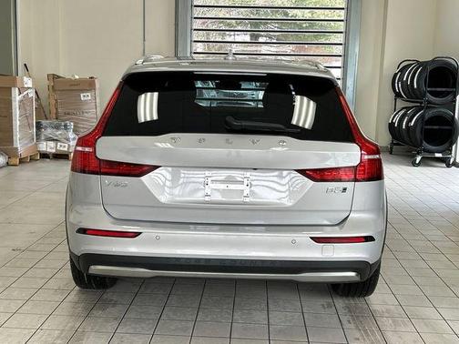 2025 Volvo V60 Cross Country B5 Plus