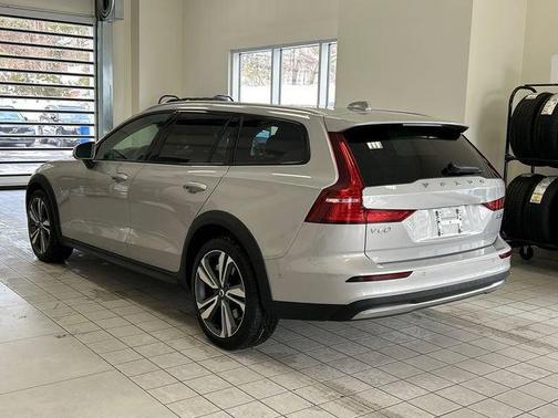 2025 Volvo V60 Cross Country B5 Plus