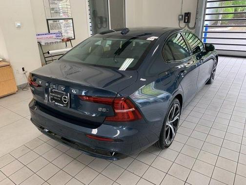 2024 Volvo S60 B5 Core Dark Theme