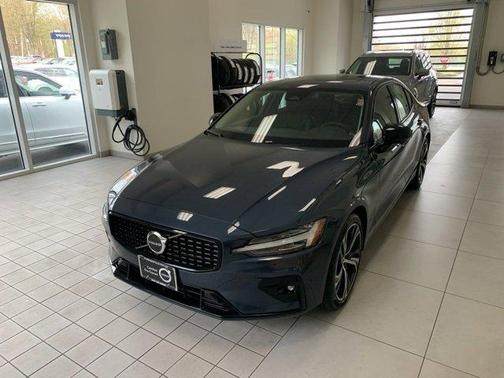 2024 Volvo S60 B5 Core Dark Theme