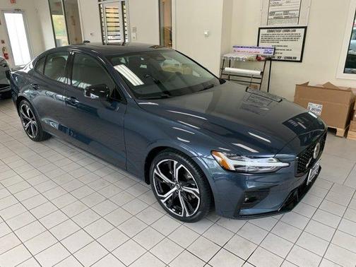 2024 Volvo S60 B5 Core Dark Theme