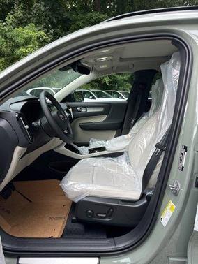 2025 Volvo XC40 B5 Plus Dark Theme