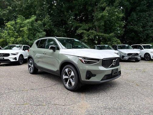 2025 Volvo XC40 B5 Plus Dark Theme