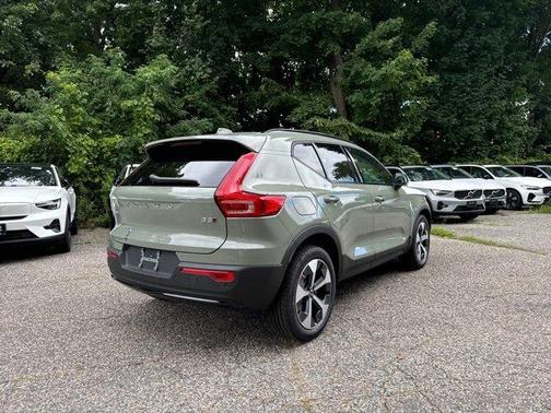 2025 Volvo XC40 B5 Plus Dark Theme