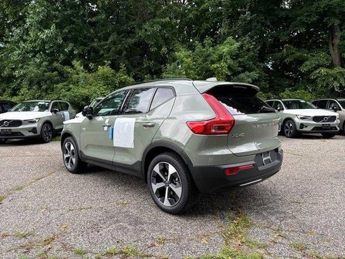 2025 Volvo XC40 B5 Plus Dark Theme
