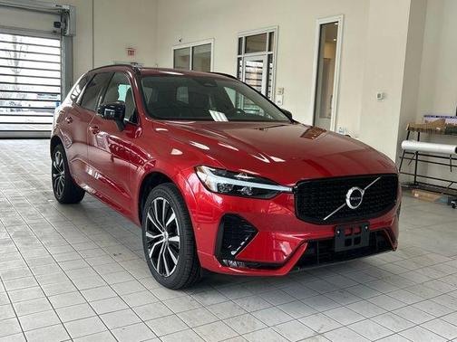 2023 Volvo XC60 B5 Plus Dark Theme
