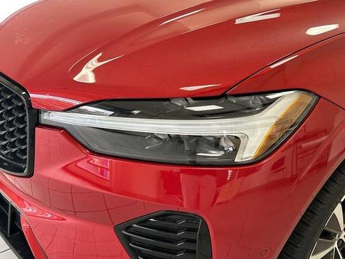 2023 Volvo XC60 B5 Plus Dark Theme