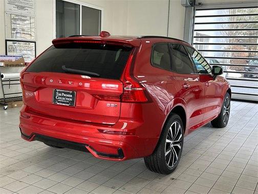 2023 Volvo XC60 B5 Plus Dark Theme