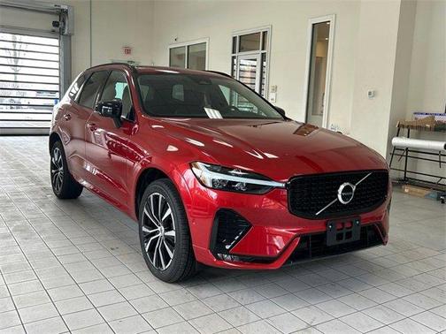 2023 Volvo XC60 B5 Plus Dark Theme