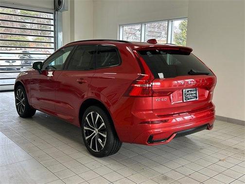 2023 Volvo XC60 B5 Plus Dark Theme