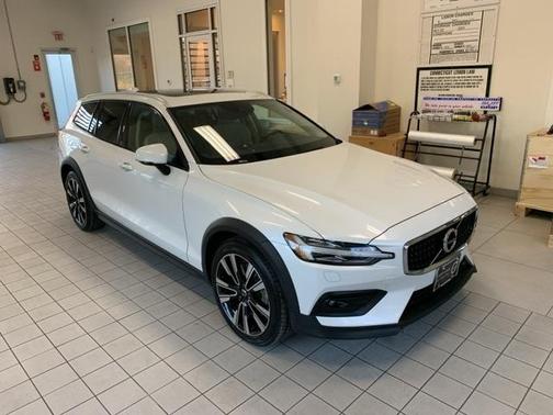 2022 Volvo V60 Cross Country T5