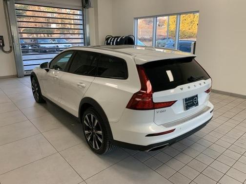 2022 Volvo V60 Cross Country T5