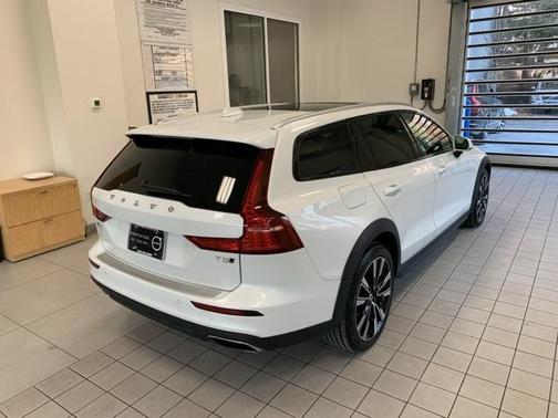 2022 Volvo V60 Cross Country T5