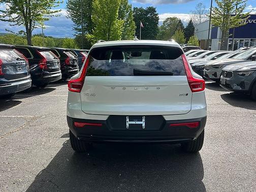 Crystal White 2023 Volvo XC40 Ultimate