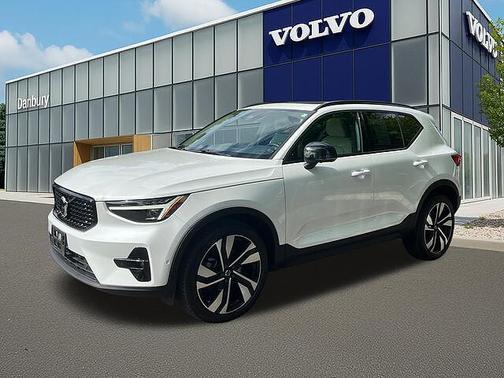 Crystal White 2023 Volvo XC40 Ultimate