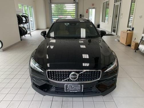 2024 Volvo V60 Cross Country B5 Ultimate