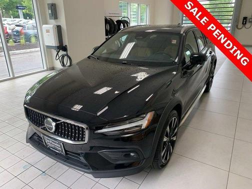2024 Volvo V60 Cross Country B5 Ultimate