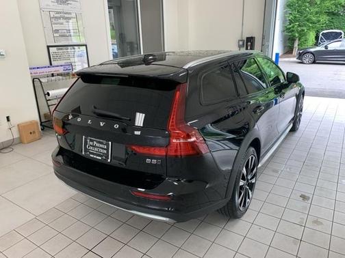 2024 Volvo V60 Cross Country B5 Ultimate