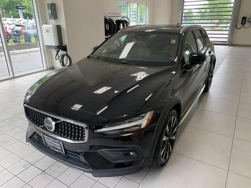 2024 Volvo V60 Cross Country B5 Ultimate