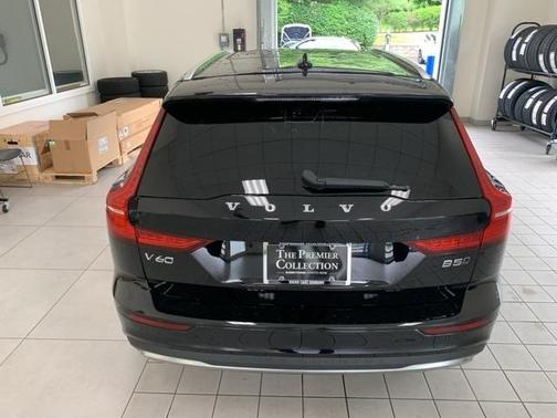 2024 Volvo V60 Cross Country B5 Ultimate