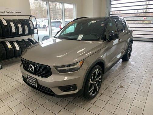 2022 Volvo XC40 T5 R-Design