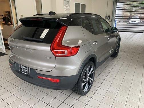 2022 Volvo XC40 T5 R-Design