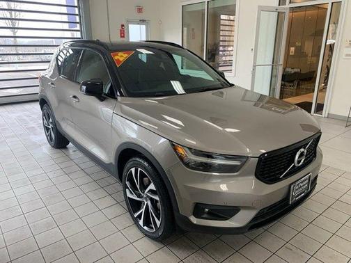 2022 Volvo XC40 T5 R-Design
