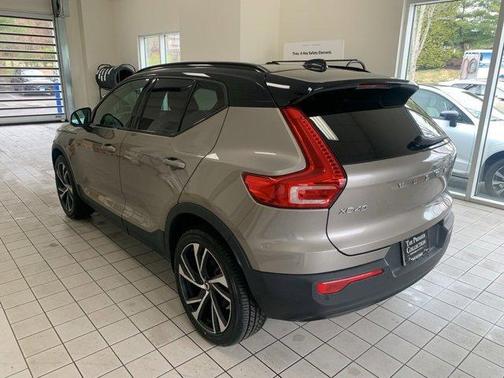 2022 Volvo XC40 T5 R-Design