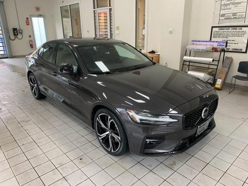 2024 Volvo S60 B5 Plus Dark Theme