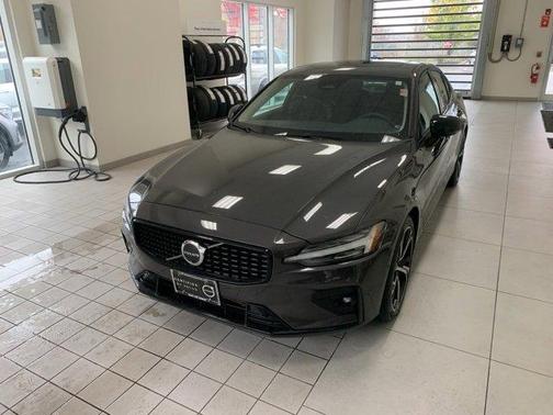 2024 Volvo S60 B5 Plus Dark Theme