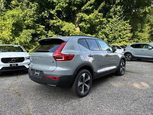 2025 Volvo XC40 B5 Plus Dark Theme