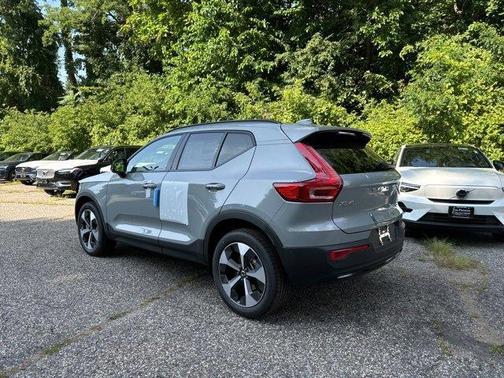 2025 Volvo XC40 B5 Plus Dark Theme