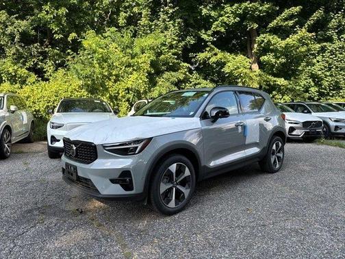 2025 Volvo XC40 B5 Plus Dark Theme