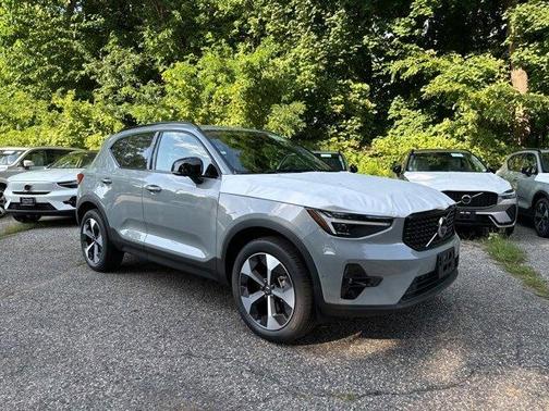2025 Volvo XC40 B5 Plus Dark Theme