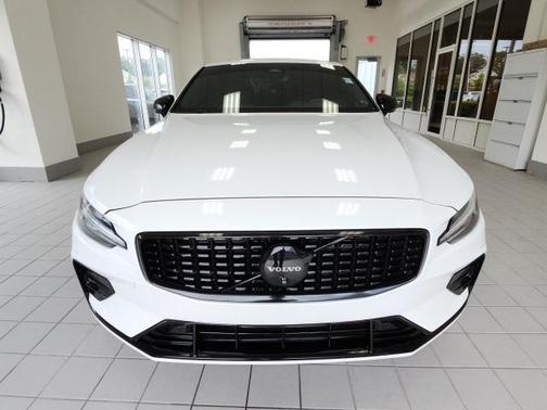 2024 Volvo S60 B5 Plus Black Edition