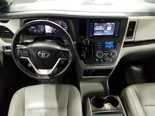 2020 Toyota Sienna XLE