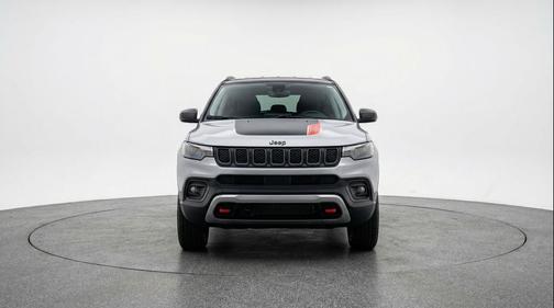 Silver Zynith Metallic Clearcoat 2025 Jeep Compass Trailhawk