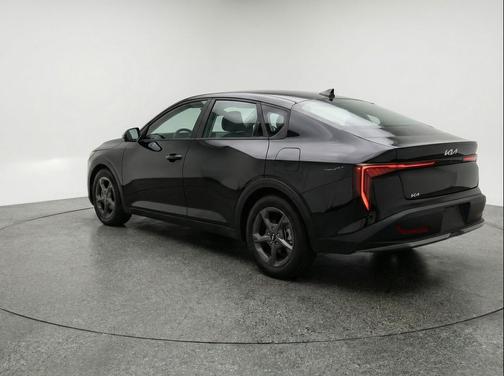 Aurora Black Pearl 2025 Kia K4 LXS