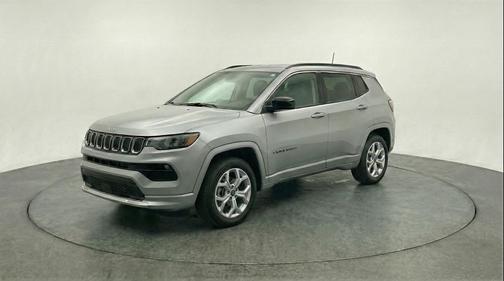 Silver Zynith Metallic Clearcoat 2025 Jeep Compass Latitude