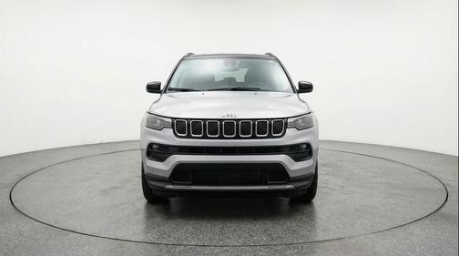 Silver Zynith Metallic Clearcoat 2025 Jeep Compass Limited