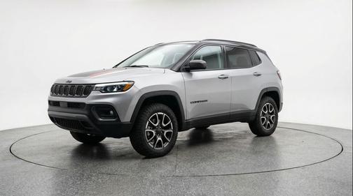 Silver Zynith Metallic Clearcoat 2025 Jeep Compass Trailhawk