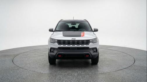 Silver Zynith Metallic Clearcoat 2025 Jeep Compass Trailhawk